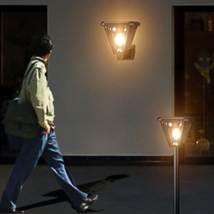 Zeitgenössische industrielle menschliche Körpersensor LED Solar wasserdicht Rasen Einstecklicht für den Außenbereich Patio | Karnz