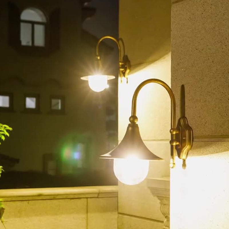 Moderne, schlichte Wandleuchte aus Aluminium mit Trompetenschirm und Glas, einflammig, für den Außenbereich, geeignet für den Garten