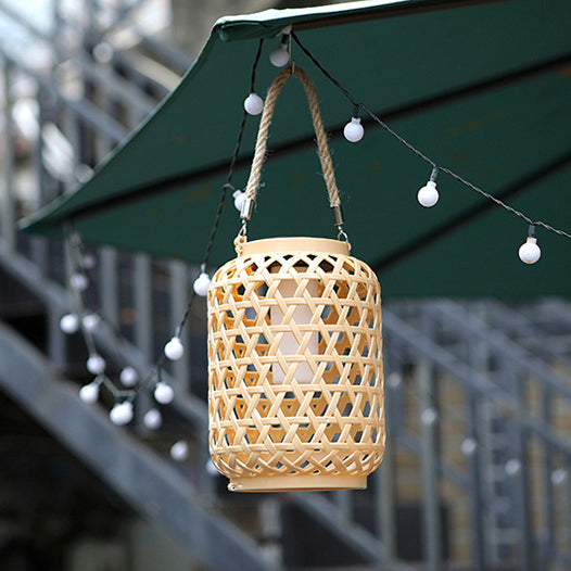 Moderne Art Deco Solar Wasserdicht Imitation Rattan Gewebte Laterne Zylindrische Kunststoff LED Außenlicht Für Garten | Karnz