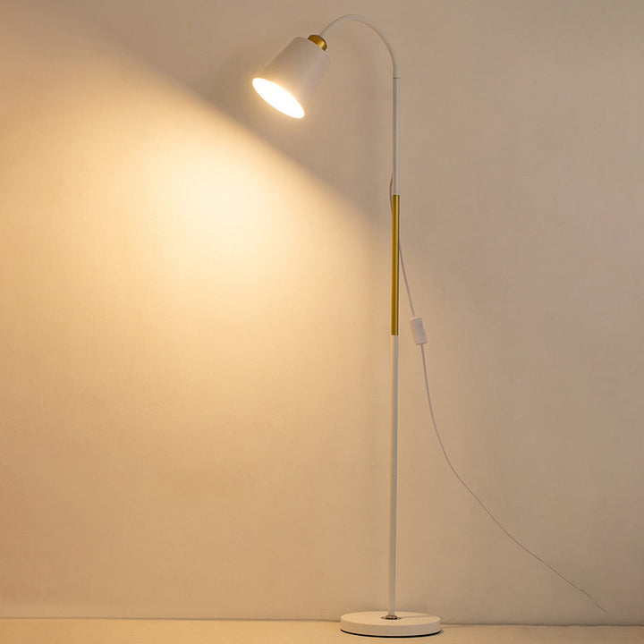 Wandbeleuchtung durch weiße Lampe mit Holzdetail, warmes Licht