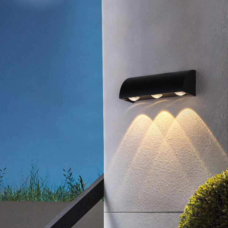 Moderne Einfachheit Wasserdichte Gewölbte Zylindrische Aluminium PC LED Wandleuchte für Außenbereich Patio | Karnz