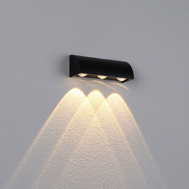 Moderne Einfachheit Wasserdichte Gewölbte Zylindrische Aluminium PC LED Wandleuchte für Außenbereich Patio | Karnz