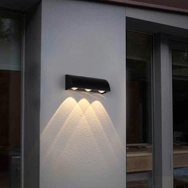 Moderne Einfachheit Wasserdichte Gewölbte Zylindrische Aluminium PC LED Wandleuchte für Außenbereich Patio | Karnz