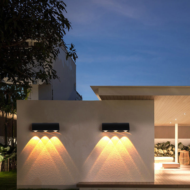 Moderne Einfachheit Wasserdichte Gewölbte Zylindrische Aluminium PC LED Wandleuchte für Außenbereich Patio | Karnz
