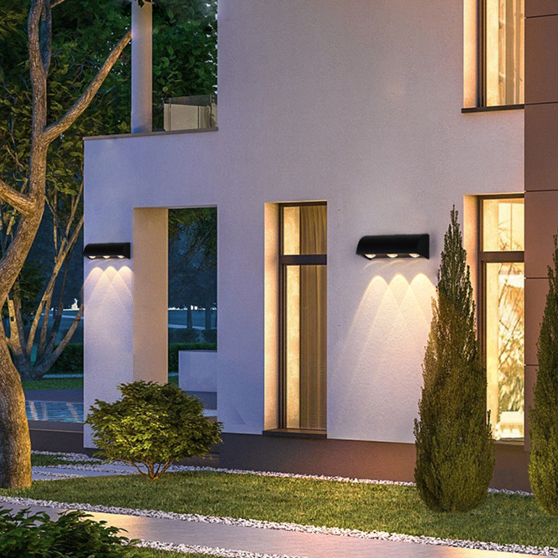Moderne Einfachheit Wasserdichte Gewölbte Zylindrische Aluminium PC LED Wandleuchte für Außenbereich Patio | Karnz