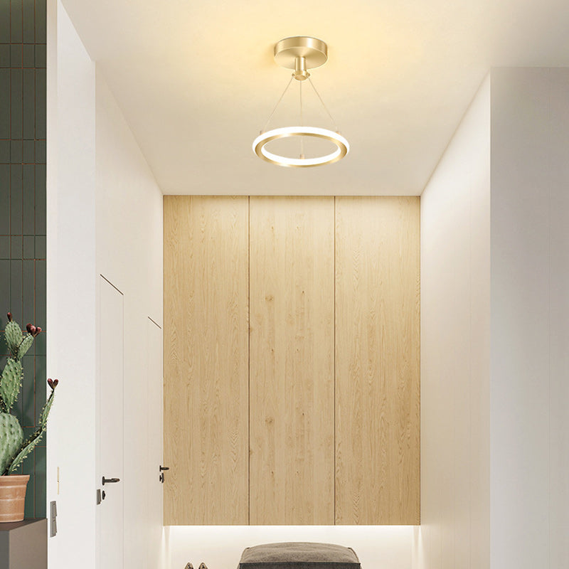 Moderne skandinavische runde LED-Deckenleuchte aus Metall und Siliziumdioxid zur halben Deckenmontage für Flure