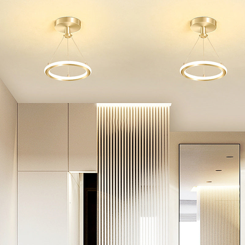 Moderne skandinavische runde LED-Deckenleuchte aus Metall und Siliziumdioxid zur halben Deckenmontage für Flure