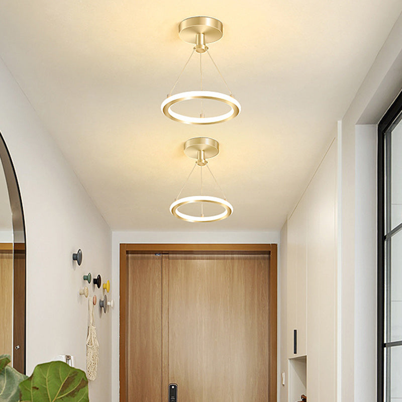 Moderne skandinavische runde LED-Deckenleuchte aus Metall und Siliziumdioxid zur halben Deckenmontage für Flure