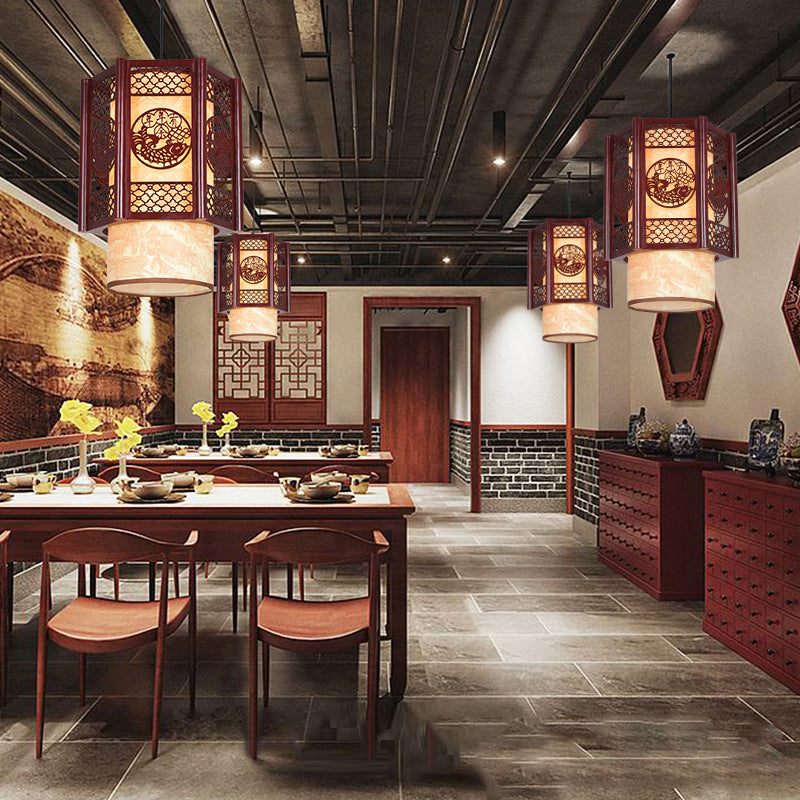 Traditionelle chinesische Zylinderlaterne aus Holz und PVC mit geschnitztem Fischmotiv, 1-flammige Pendelleuchte für das Esszimmer