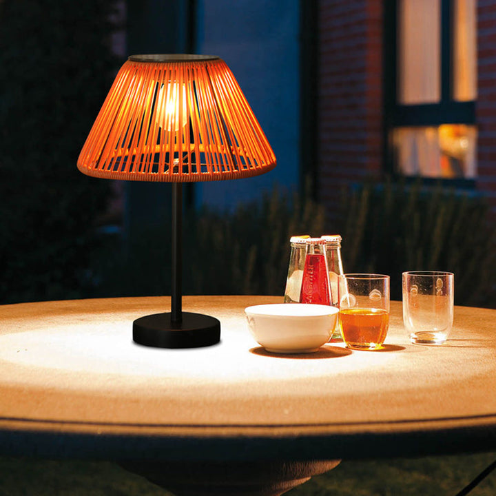 Traditionelle Bauernhaus Wasserfeste Solar Aufladbare Webgummi Rattan Eisen Kegelförmige LED Außen Tischlampe Für Garten | Karnz