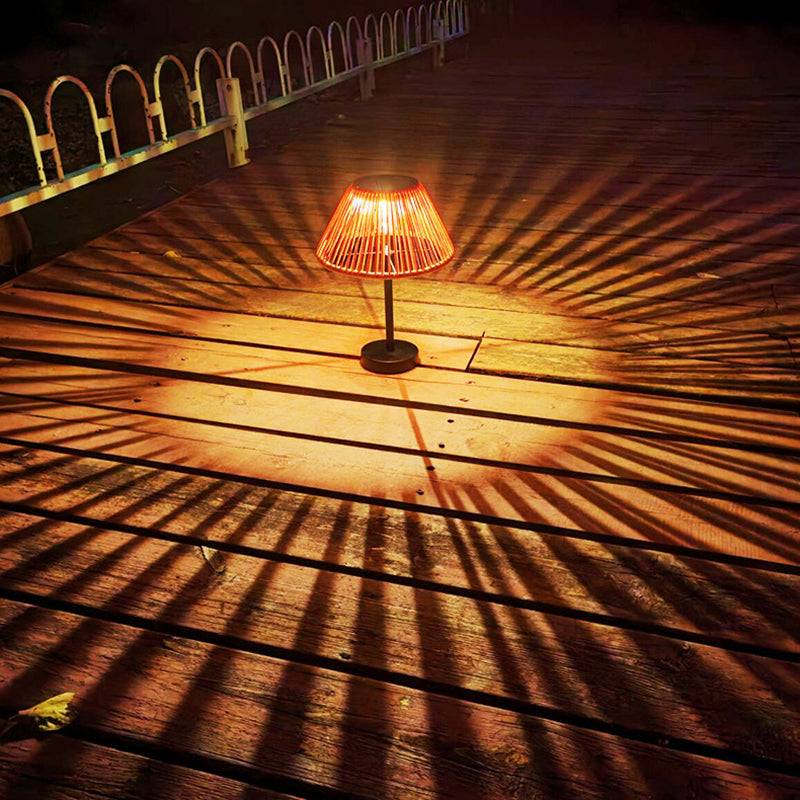 Traditionelle Bauernhaus Wasserfeste Solar Aufladbare Webgummi Rattan Eisen Kegelförmige LED Außen Tischlampe Für Garten | Karnz