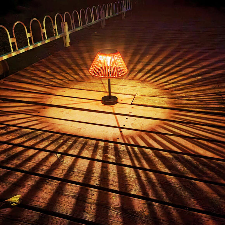 Traditionelle Bauernhaus Wasserfeste Solar Aufladbare Webgummi Rattan Eisen Kegelförmige LED Außen Tischlampe Für Garten | Karnz