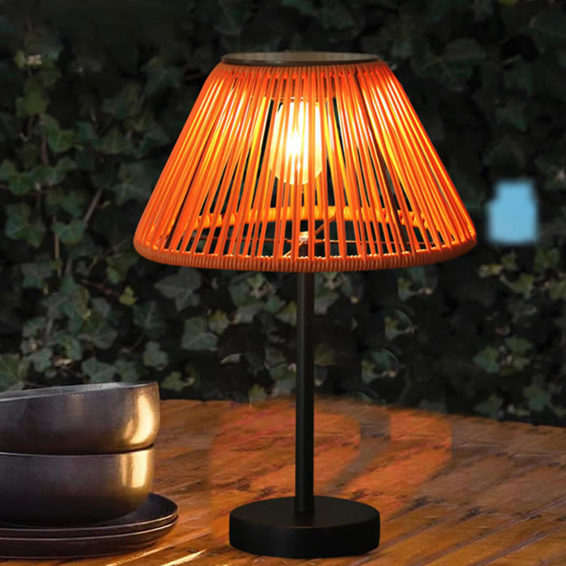 Traditionelle Bauernhaus Wasserfeste Solar Aufladbare Webgummi Rattan Eisen Kegelförmige LED Außen Tischlampe Für Garten | Karnz