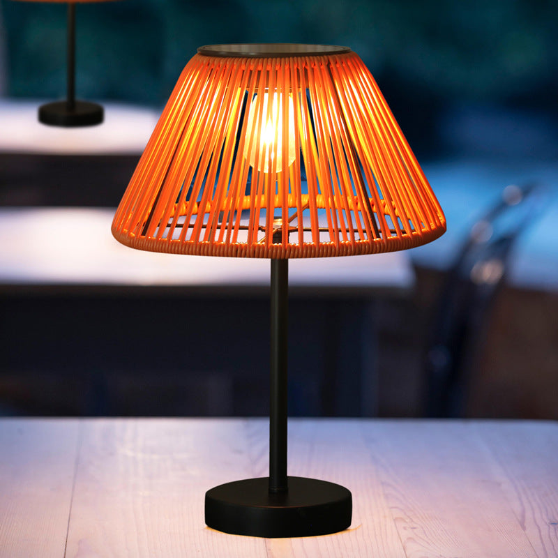 Traditionelle Bauernhaus Wasserfeste Solar Aufladbare Webgummi Rattan Eisen Kegelförmige LED Außen Tischlampe Für Garten | Karnz