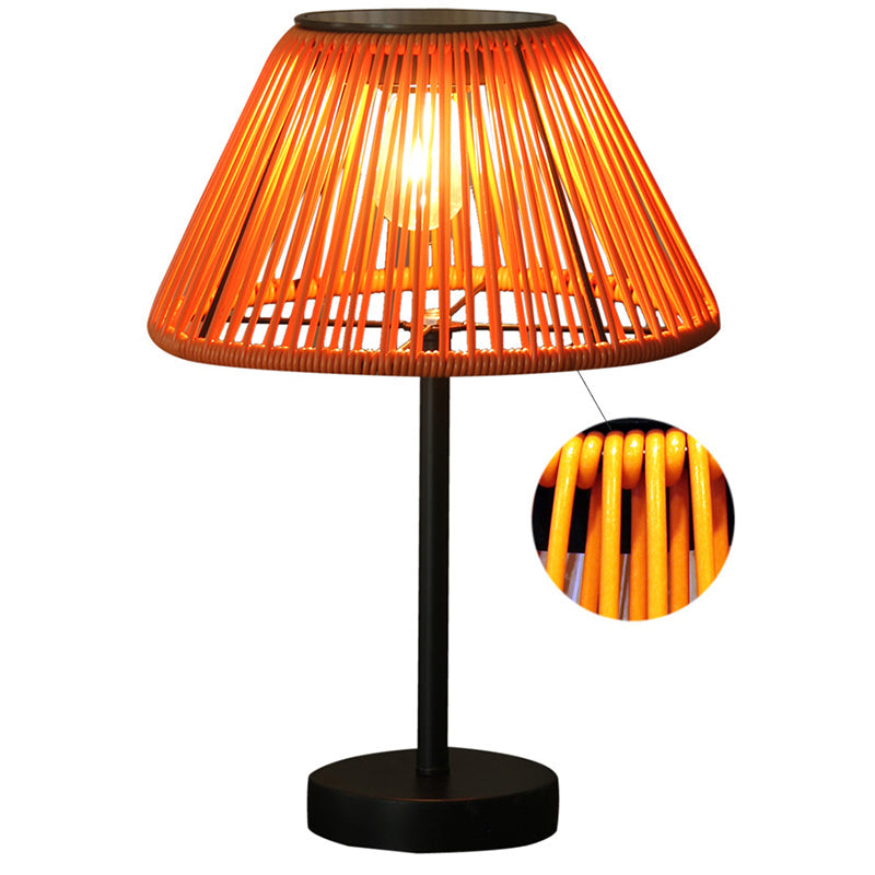 Traditionelle Bauernhaus Wasserfeste Solar Aufladbare Webgummi Rattan Eisen Kegelförmige LED Außen Tischlampe Für Garten | Karnz
