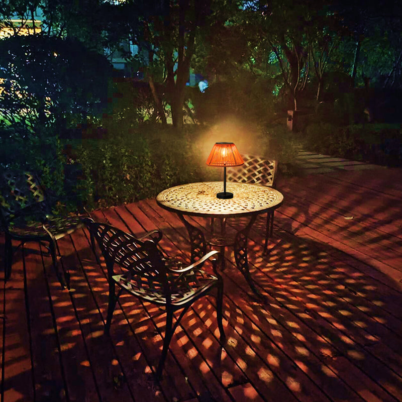 Traditionelle Bauernhaus Wasserfeste Solar Aufladbare Webgummi Rattan Eisen Kegelförmige LED Außen Tischlampe Für Garten | Karnz