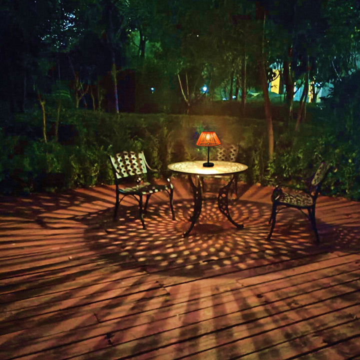 Traditionelle Bauernhaus Wasserfeste Solar Aufladbare Webgummi Rattan Eisen Kegelförmige LED Außen Tischlampe Für Garten | Karnz