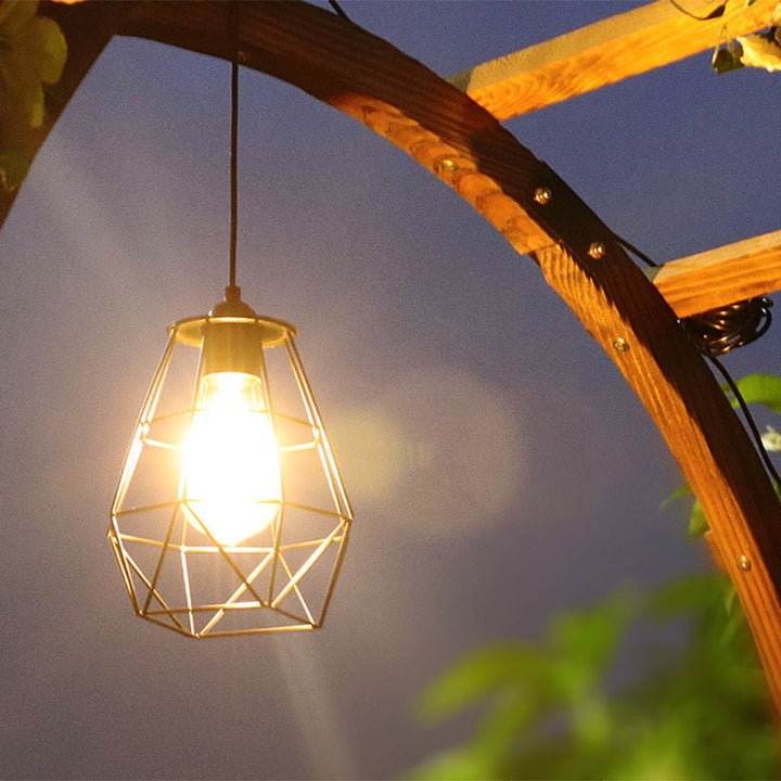 Zeitgenössische industrielle Solar-wasserfeste octagonale Diamantlaterne aus mildem Stahldraht Kunststoff LED Außenpendelleuchte für den Garten | Karnz