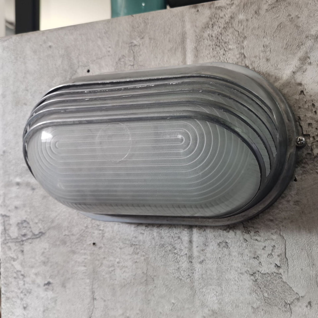 Zeitgenössische Industrie wasserdicht Aluminium Glas satiniert oval gestreift 1-Licht Wand Sconce Lampe für Außenpatio | Karnz