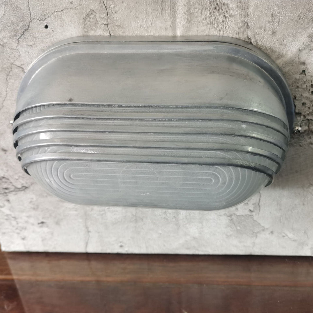 Zeitgenössische Industrie wasserdicht Aluminium Glas satiniert oval gestreift 1-Licht Wand Sconce Lampe für Außenpatio | Karnz
