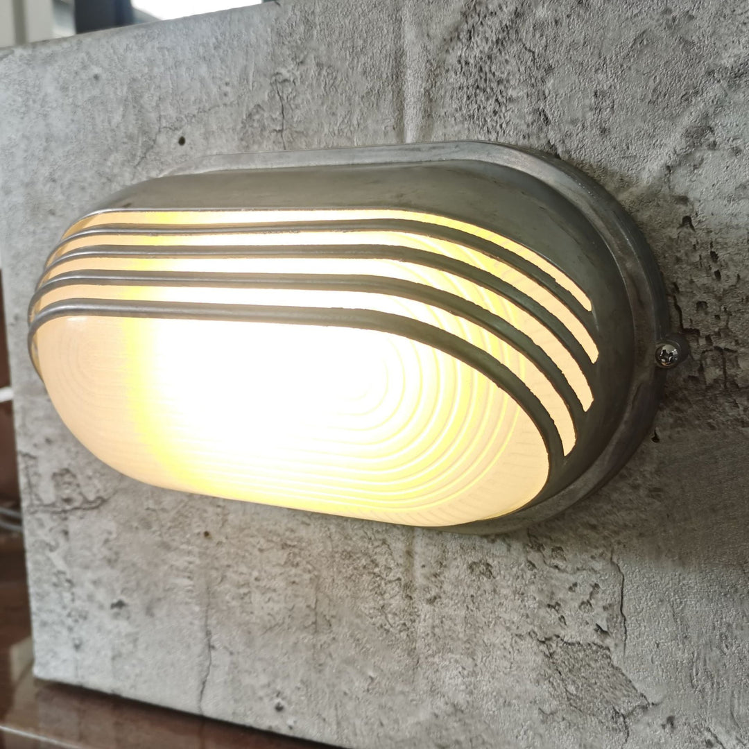 Zeitgenössische Industrie wasserdicht Aluminium Glas satiniert oval gestreift 1-Licht Wand Sconce Lampe für Außenpatio | Karnz