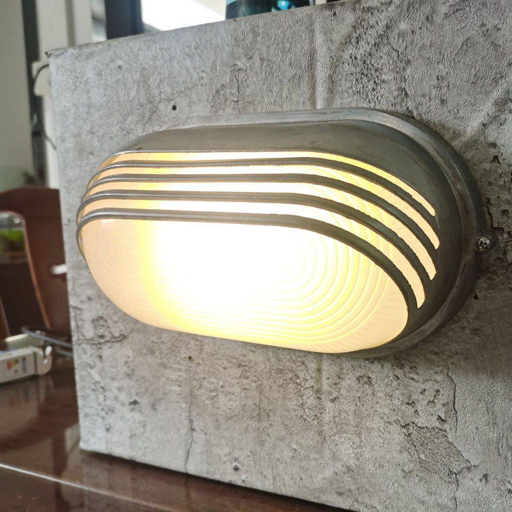 Zeitgenössische Industrie wasserdicht Aluminium Glas satiniert oval gestreift 1-Licht Wand Sconce Lampe für Außenpatio | Karnz