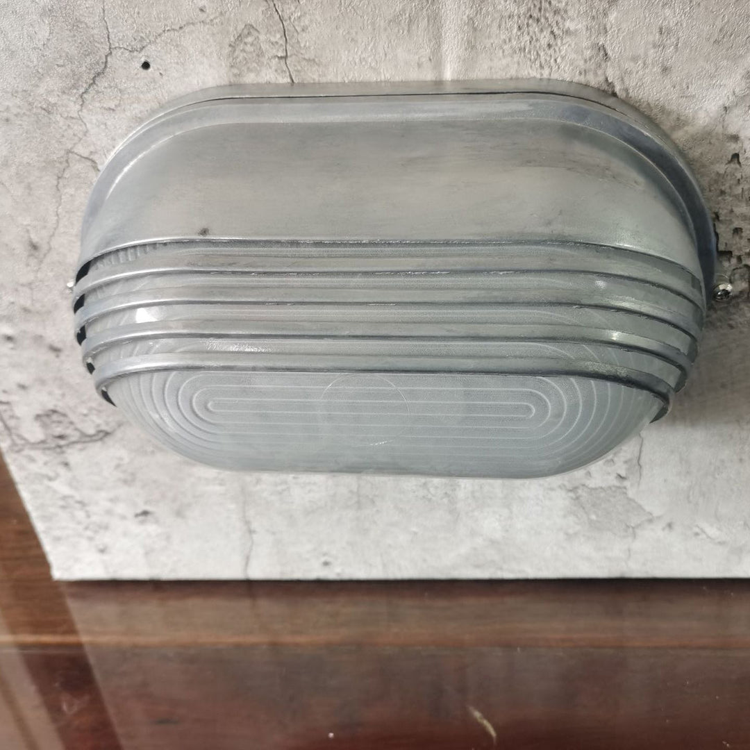 Zeitgenössische Industrie wasserdicht Aluminium Glas satiniert oval gestreift 1-Licht Wand Sconce Lampe für Außenpatio | Karnz