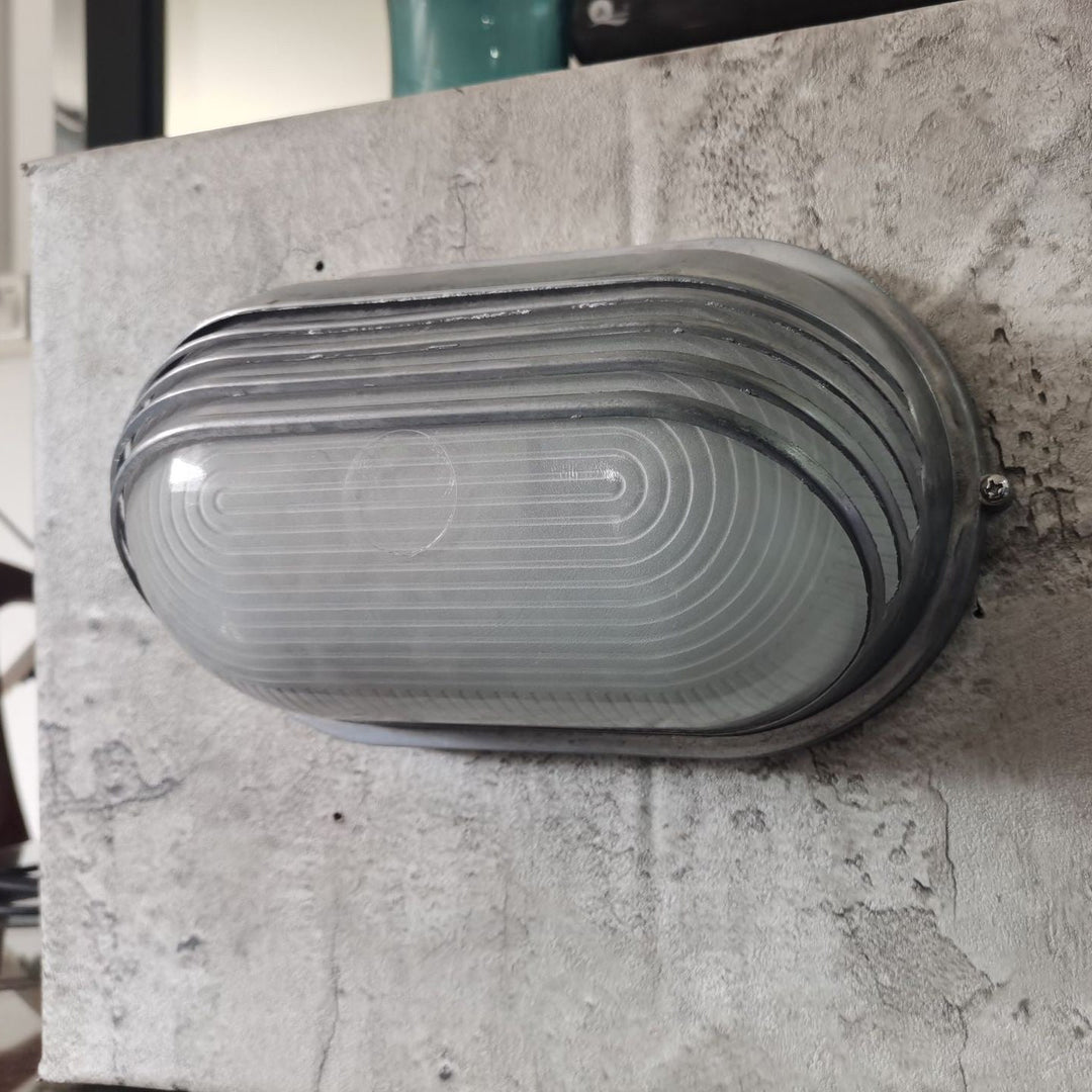 Zeitgenössische Industrie wasserdicht Aluminium Glas satiniert oval gestreift 1-Licht Wand Sconce Lampe für Außenpatio | Karnz