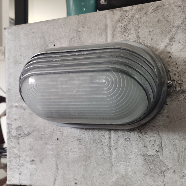 Zeitgenössische Industrie wasserdicht Aluminium Glas satiniert oval gestreift 1-Licht Wand Sconce Lampe für Außenpatio | Karnz