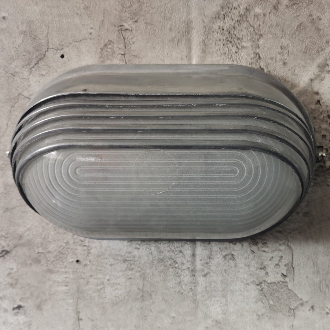 Zeitgenössische Industrie wasserdicht Aluminium Glas satiniert oval gestreift 1-Licht Wand Sconce Lampe für Außenpatio | Karnz