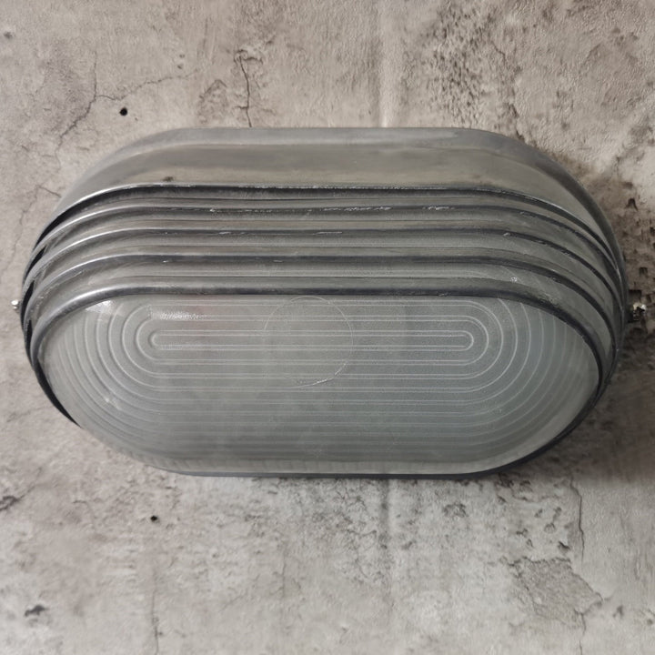 Zeitgenössische Industrie wasserdicht Aluminium Glas satiniert oval gestreift 1-Licht Wand Sconce Lampe für Außenpatio | Karnz
