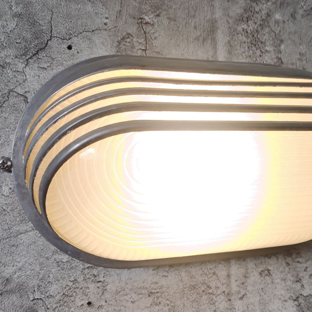 Zeitgenössische Industrie wasserdicht Aluminium Glas satiniert oval gestreift 1-Licht Wand Sconce Lampe für Außenpatio | Karnz