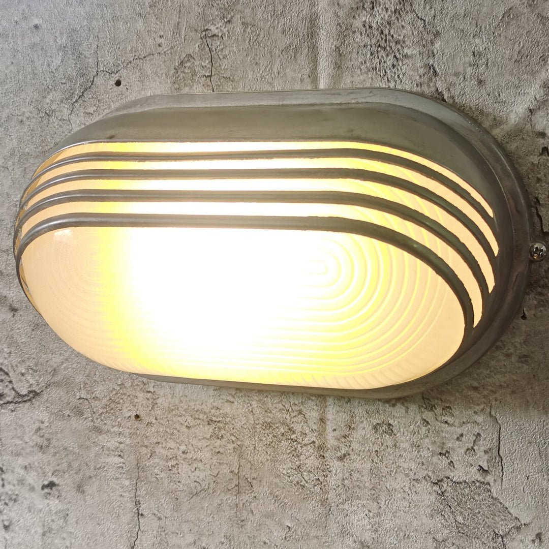 Zeitgenössische Industrie wasserdicht Aluminium Glas satiniert oval gestreift 1-Licht Wand Sconce Lampe für Außenpatio | Karnz