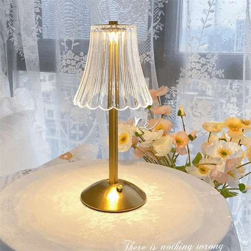 Drahtlose Tischlampe mit Kristalldekor und dimmbarer Beleuchtung - GlamLight | Karnz