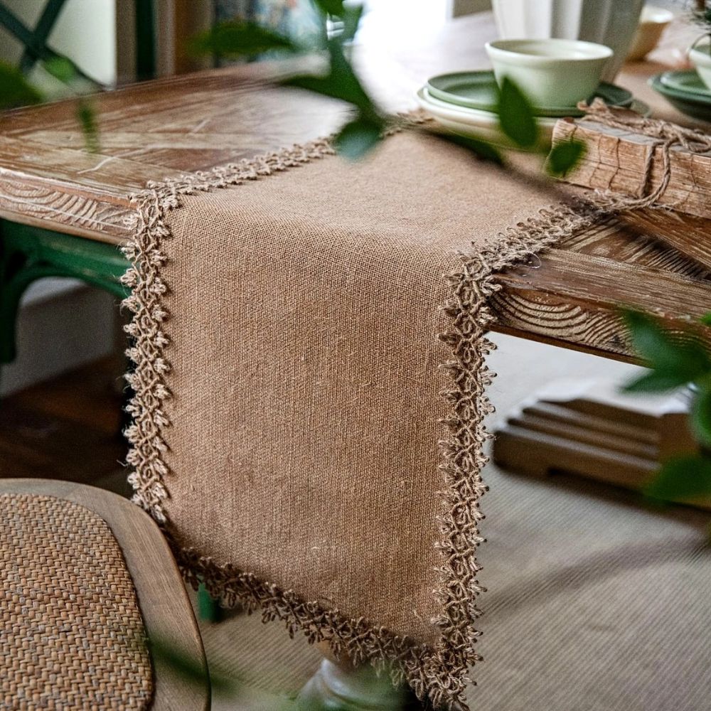 Tischläufer im Boho-Stil mit Jute-Charme