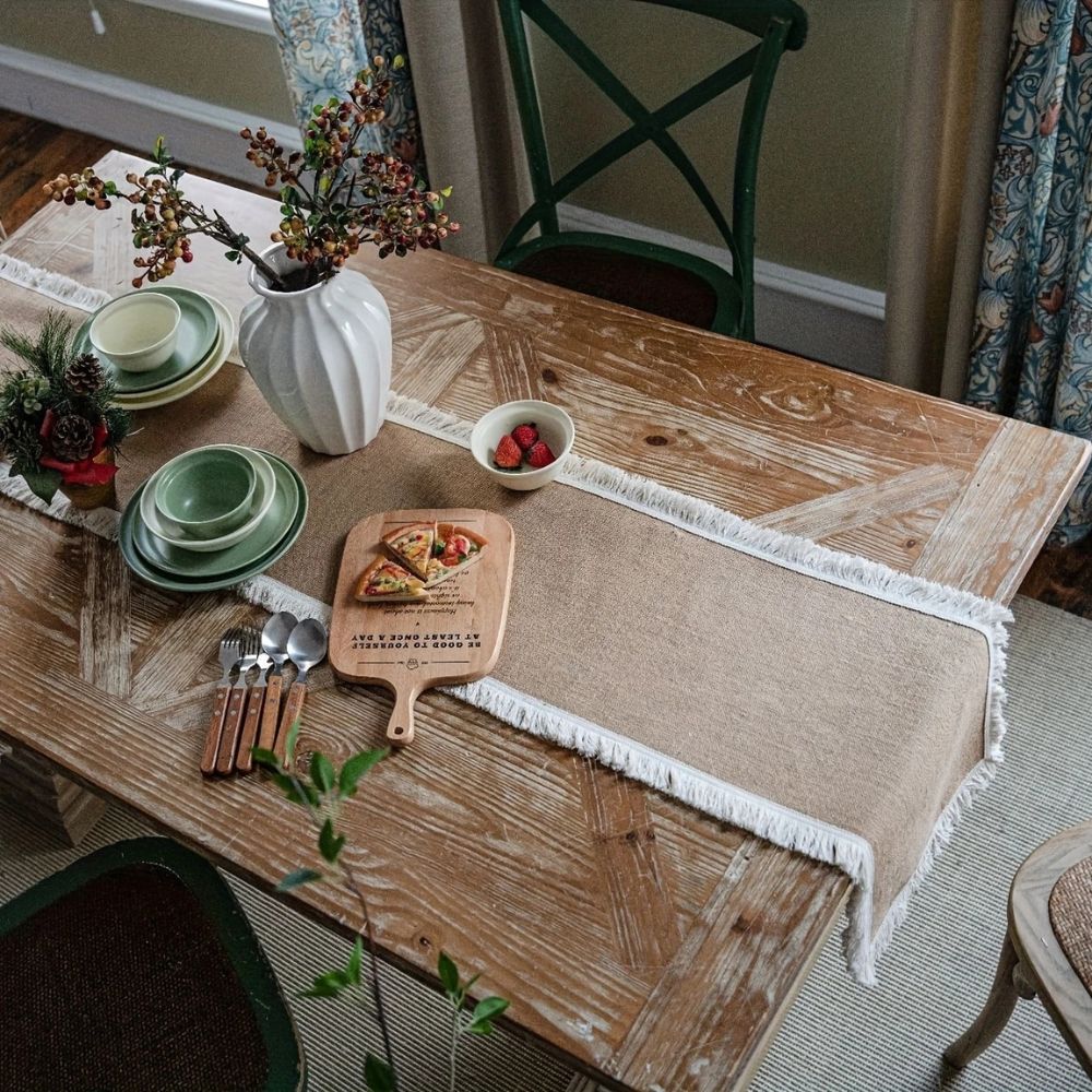 Tischläufer im Boho-Stil mit Jute-Charme
