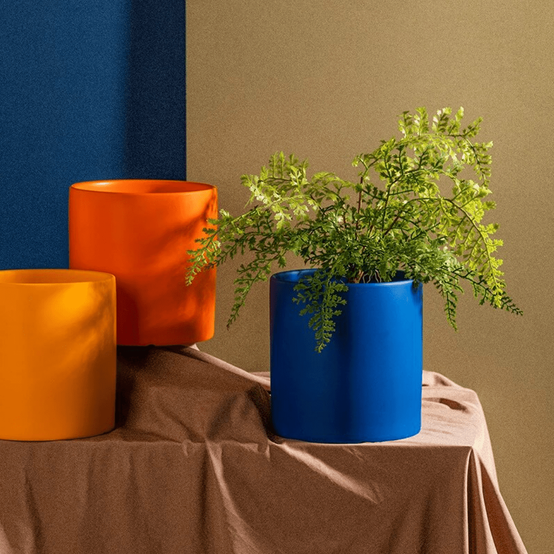 Eleganter Blumentopf aus Keramik mit Untertasse