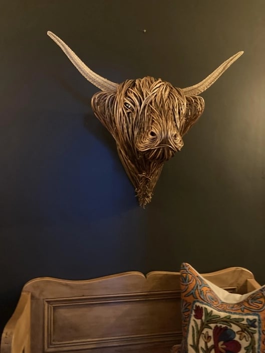 Elegante Kuh-Wandskulptur im Landhausstil