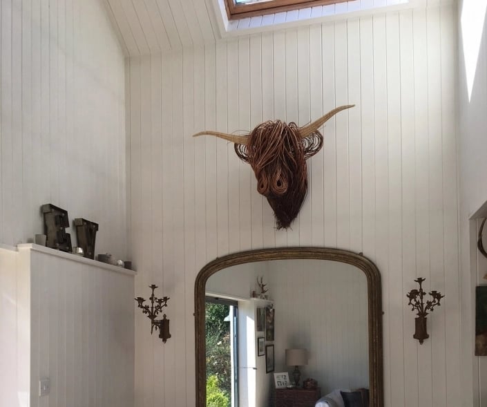 Elegante Kuh-Wandskulptur im Landhausstil