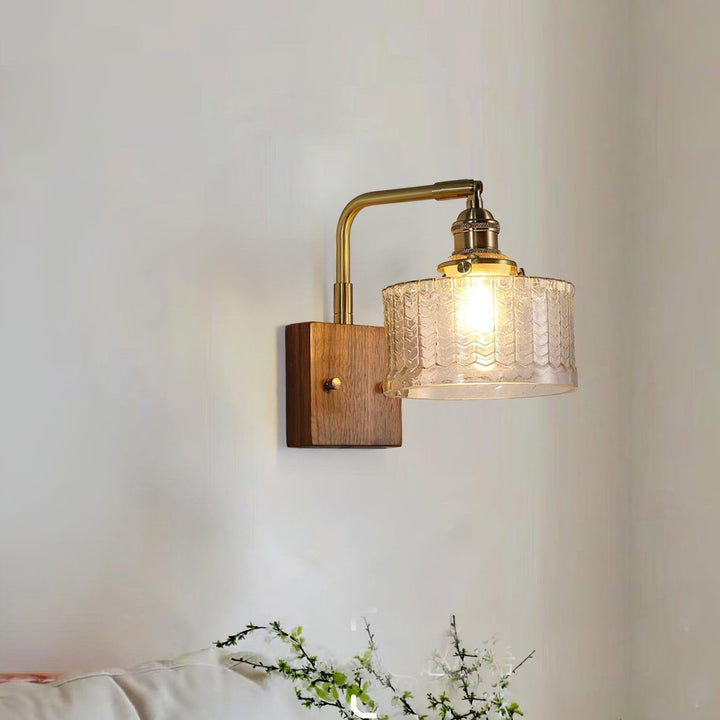 Rustikale grüne Glaswandlampe mit Holzfuß | Karnz