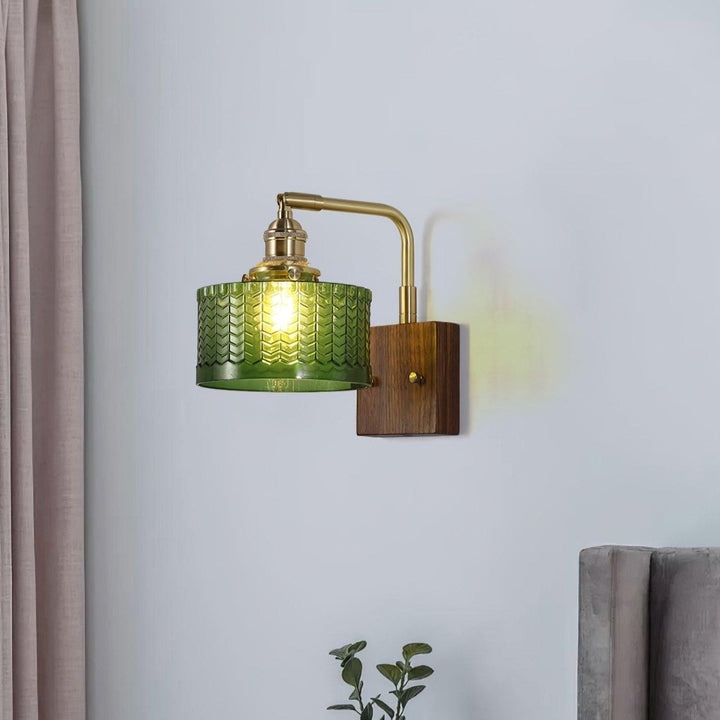 Rustikale grüne Glaswandlampe mit Holzfuß | Karnz