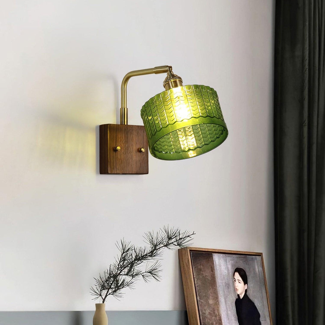 Rustikale grüne Glaswandlampe mit Holzfuß | Karnz