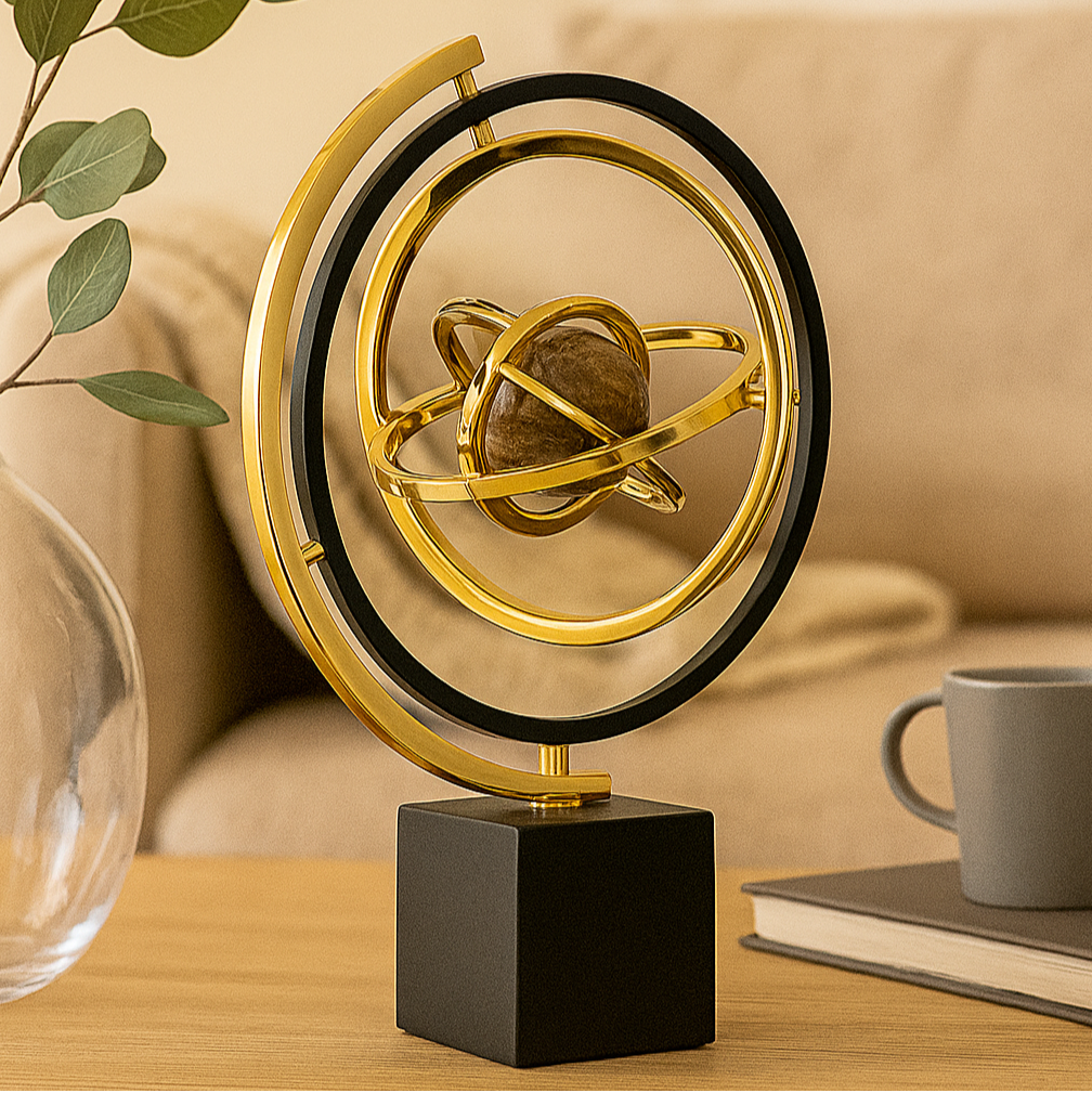 Handgefertigte Skulptur mit Marmorbasis für elegantes Interieurdesign Karnz