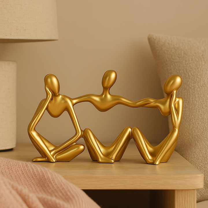 Goldene abstrakte Denkerstatuen in einzigartigen künstlerischen Positionen Karnz