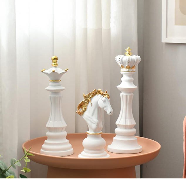 Schwarzes und goldenes dekoratives Schachfigurenset