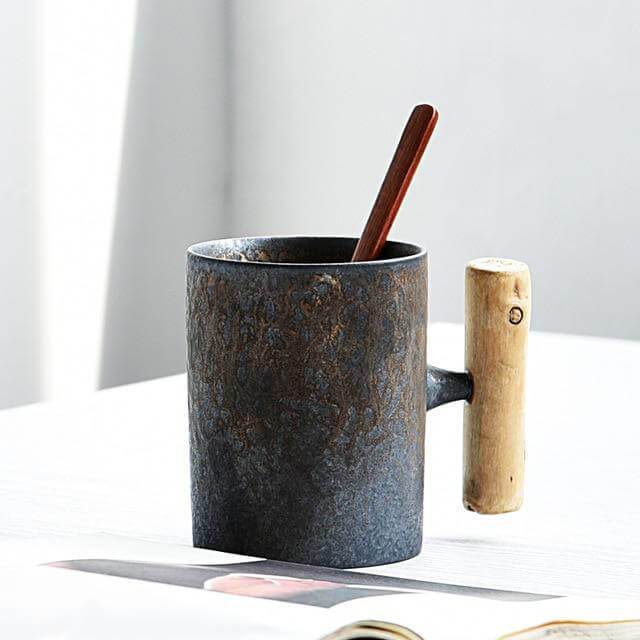 Grobkeramiktasse mit Holzhantel | Karnz