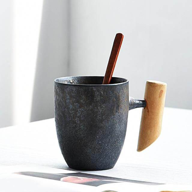 Grobkeramiktasse mit Holzhantel | Karnz