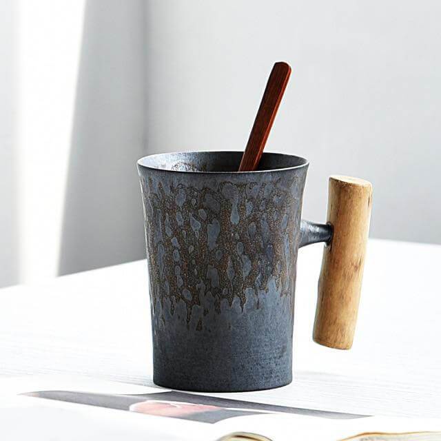 Grobkeramiktasse mit Holzhantel | Karnz