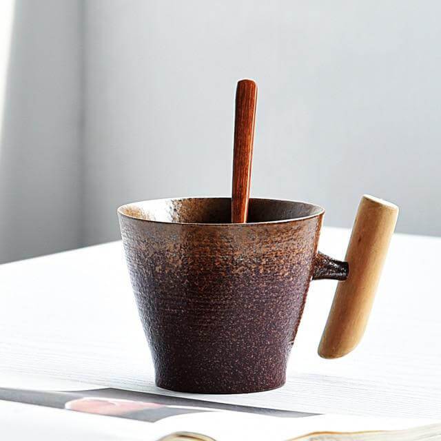 Grobkeramiktasse mit Holzhantel | Karnz