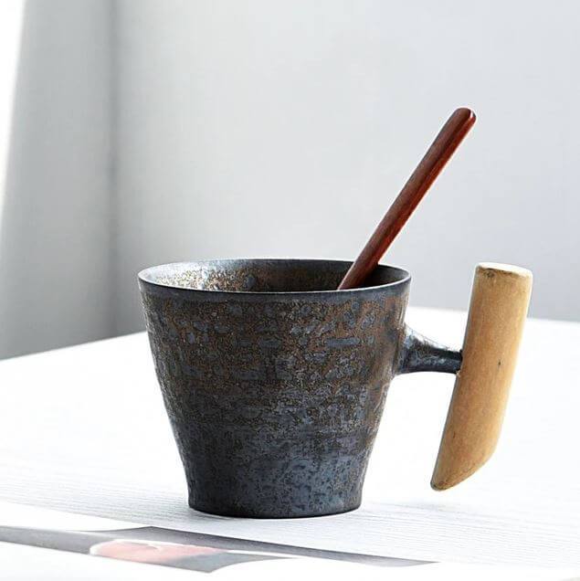Grobkeramiktasse mit Holzhantel | Karnz